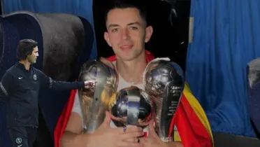 Álvaro Fidalgo con los tres título del América. Foto: Club América