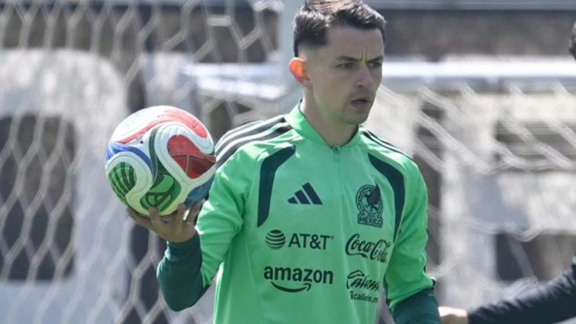 Álvaro Fidalgo durante el entrenamiento de la selección mexicana