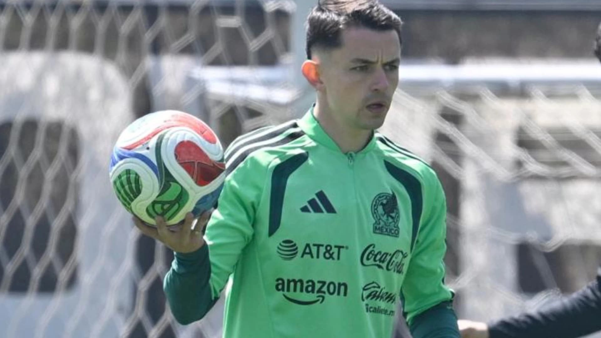 Álvaro Fidalgo durante el entrenamiento de la selección mexicana