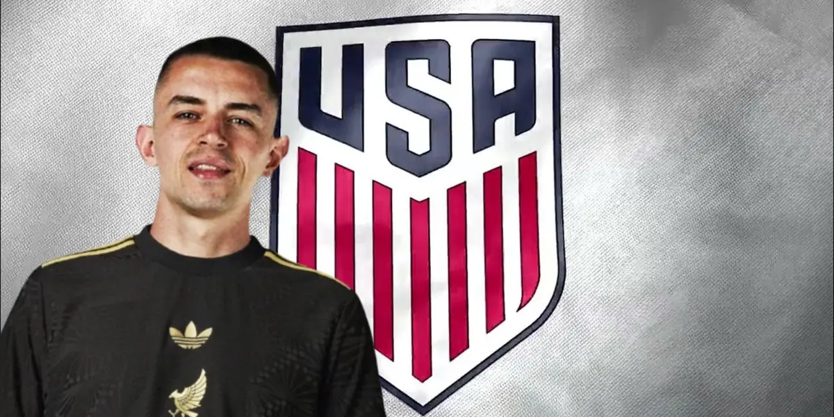 Álvaro Fidalgo junto al escudo de la Selección de Estados Unidos / FOTO X