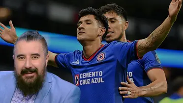Álvaro Morales junto a jugadores de Cruz Azul / FOTO X