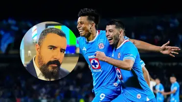 Álvaro Morales y jugadores de Cruz Azul/ Foto La Afición.