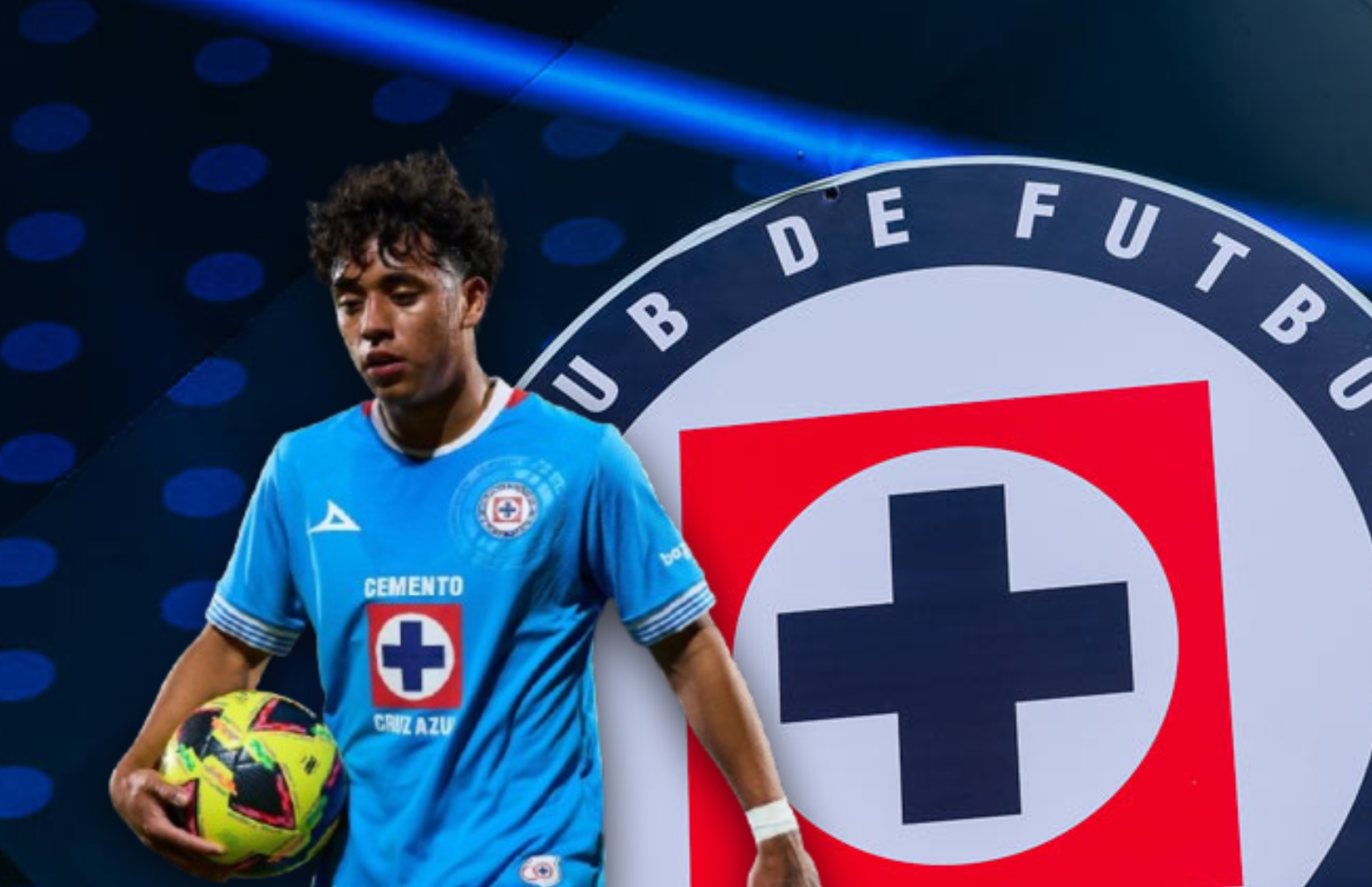 Amaury Morales con balón en la mano y escudo de Cruz Azul/ Foto Fútbol Total.