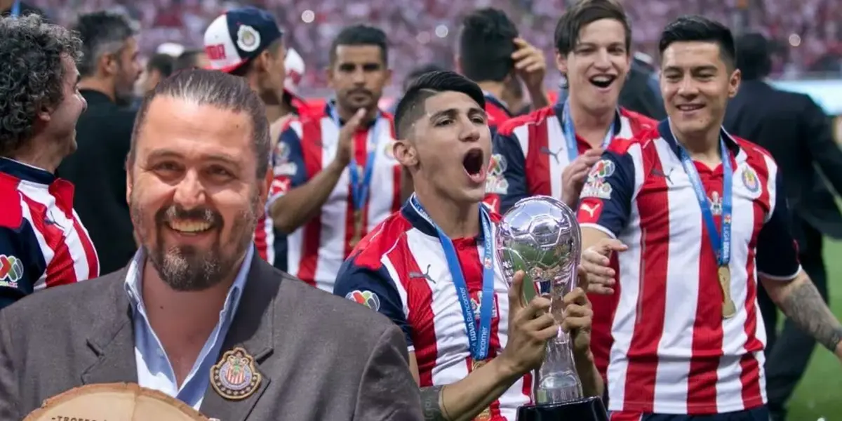 Amaury Vergara junto a campeones de la Liga MX / FOTO ESTO