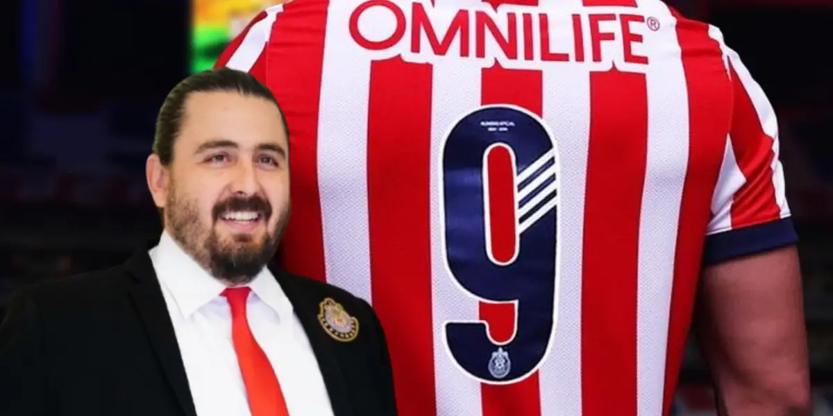 Amaury Vergara junto a jersey de Chivas / FOTO MILENIO