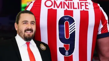 Amaury Vergara junto a jersey de Chivas / FOTO MILENIO