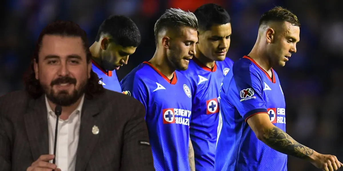 Amaury Vergara junto a jugadores de Cruz Azul / FOTO MEXSPORT