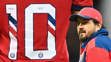 Amaury Vergara junto al 10 de Chivas / FOTO INFOBAE