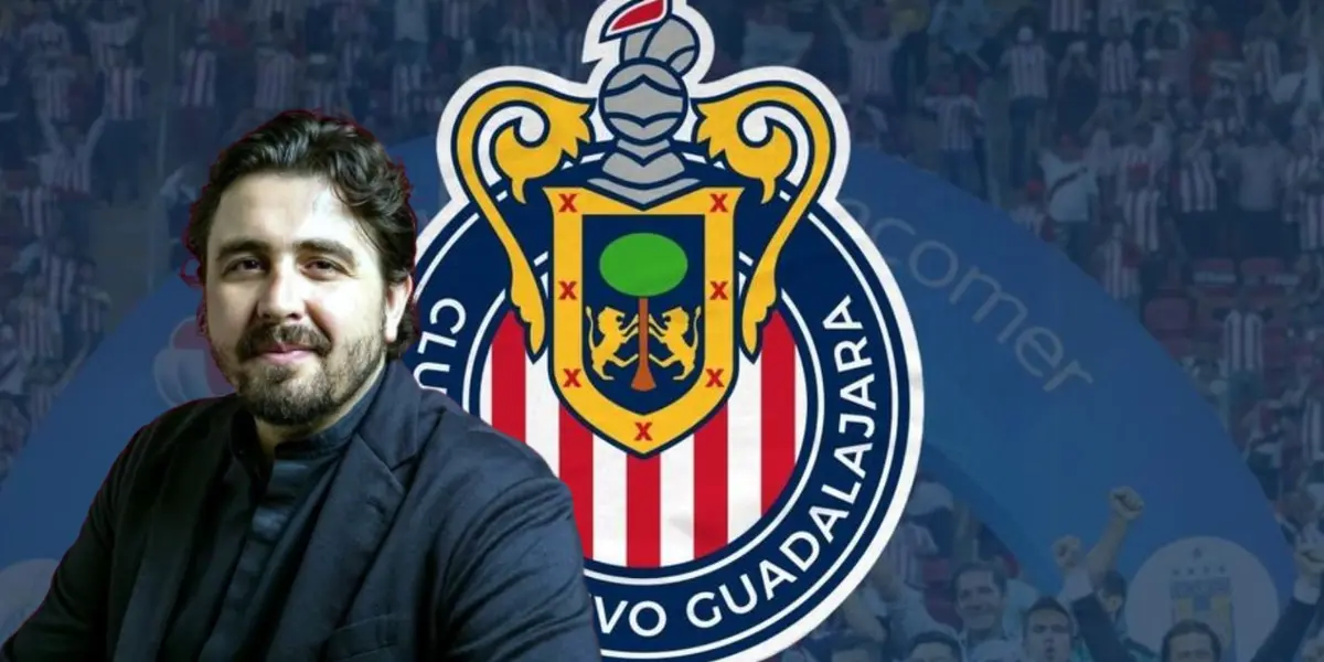 Amaury Vergara junto al escudo de Chivas / FOTO CANCHA