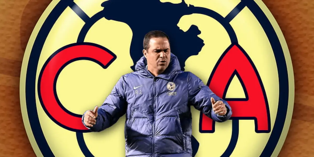 André Jardine agitando los brazos y detrás escudo del América/ Foto Peakpx y Michael H.