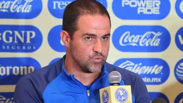 André Jardine con micrófono en mano /Foto Vives Fútbol.