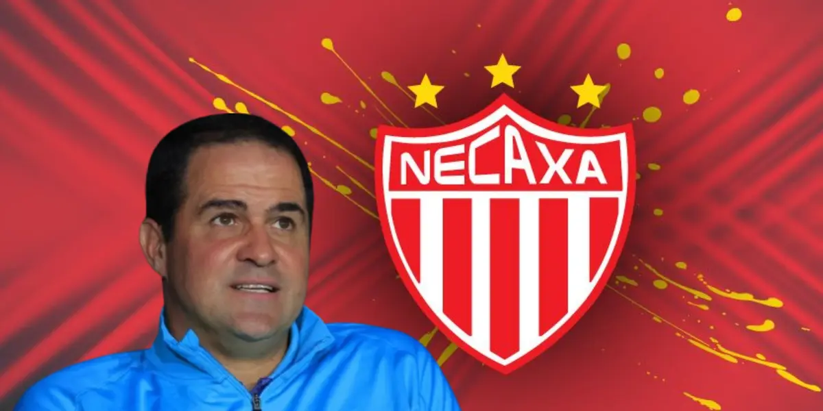 André Jardine con rostro preocupado y logo del Necaxa/ Foto Ligrafica MX.