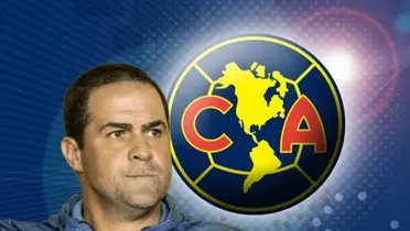André Jardine con semblante serio y logo del América/Foto Wallpaper Safari.