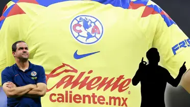 André Jardine de brazos cruzados sonriente, a su lado un futbolista/ Foto Club América.