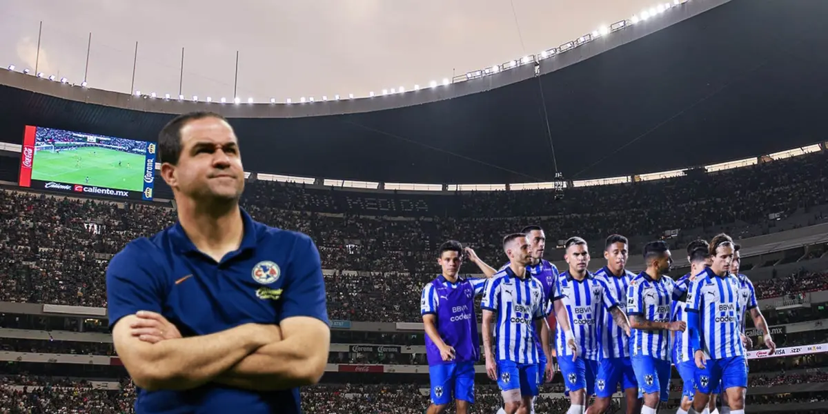 André Jardine de brazos cruzados y jugadores de Rayados de Monterrey/ Foto América.