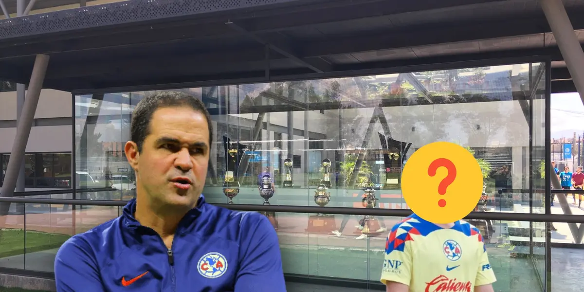 André Jardine desconcertado y futbolista de América con el rostro tapado/ Foto Club América.