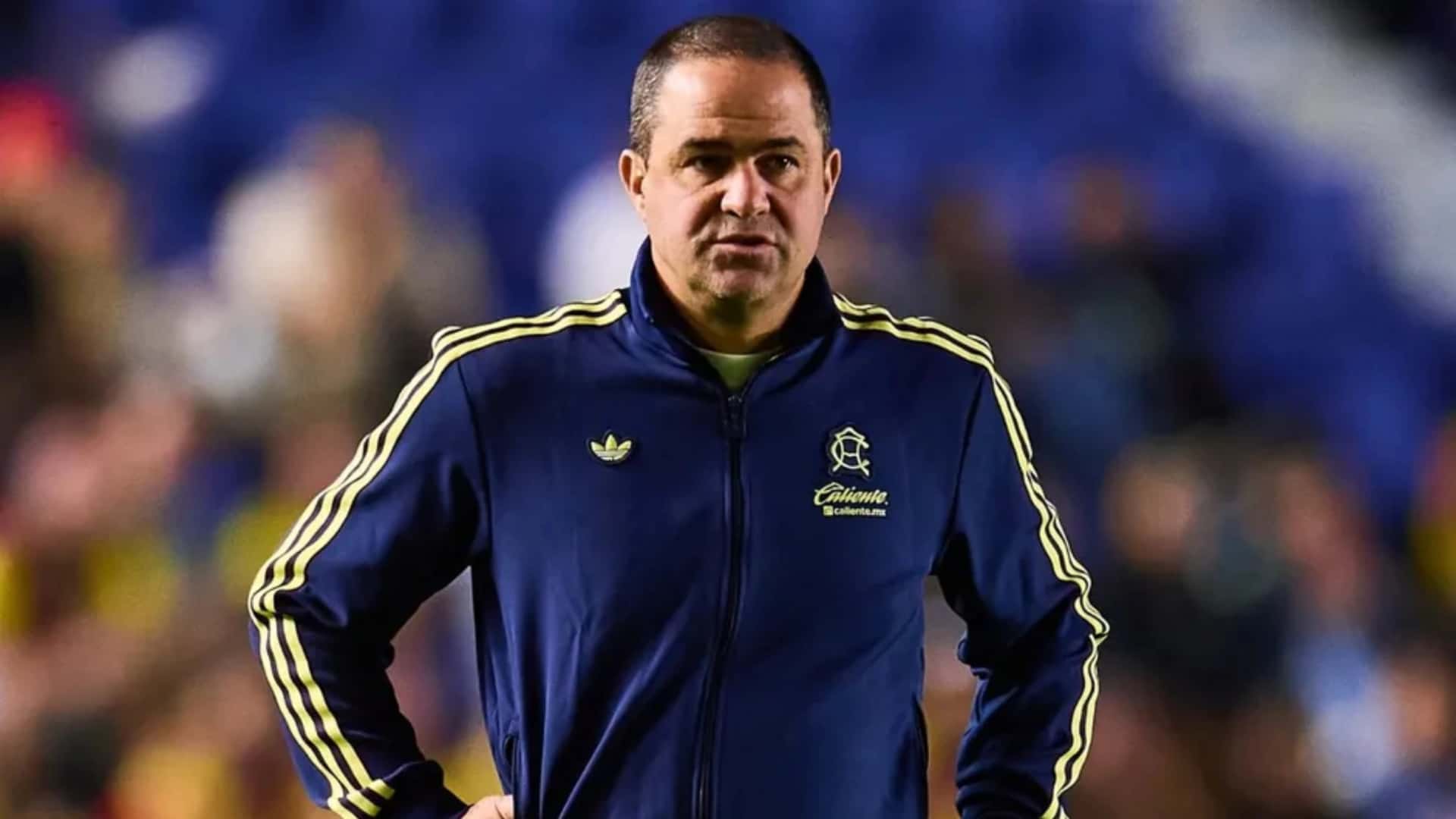 André Jardine dirigiendo un partido del Club América