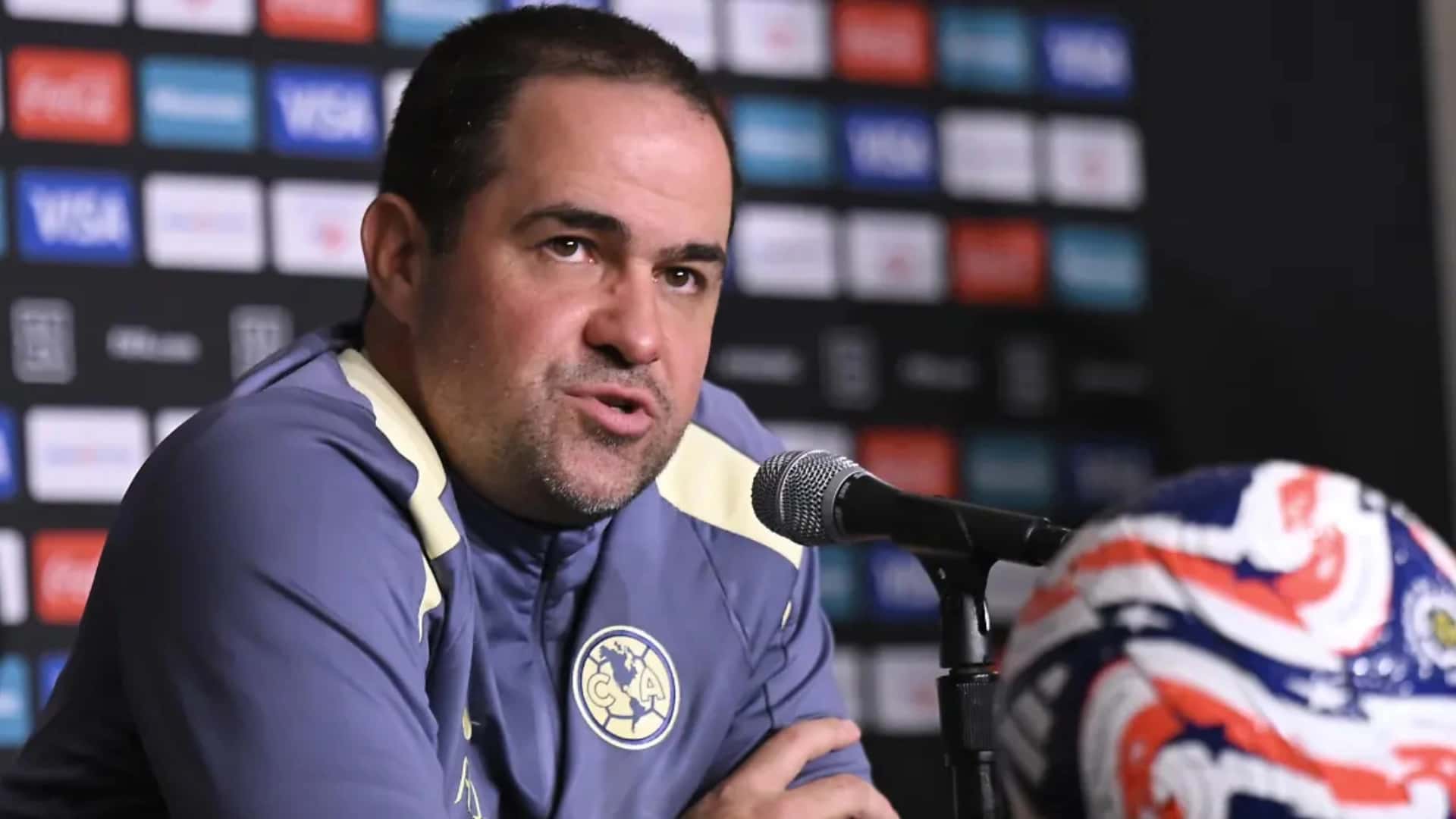 André Jardine en conferencia de prensa