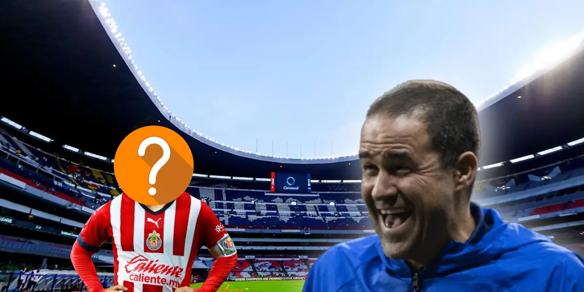 André Jardine riendo y futbolista de Chivas con el rostro tapado/ Foto Estadio Azteca.