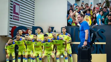 André Jardine saludando y futbolistas del América posando/ Foto América.