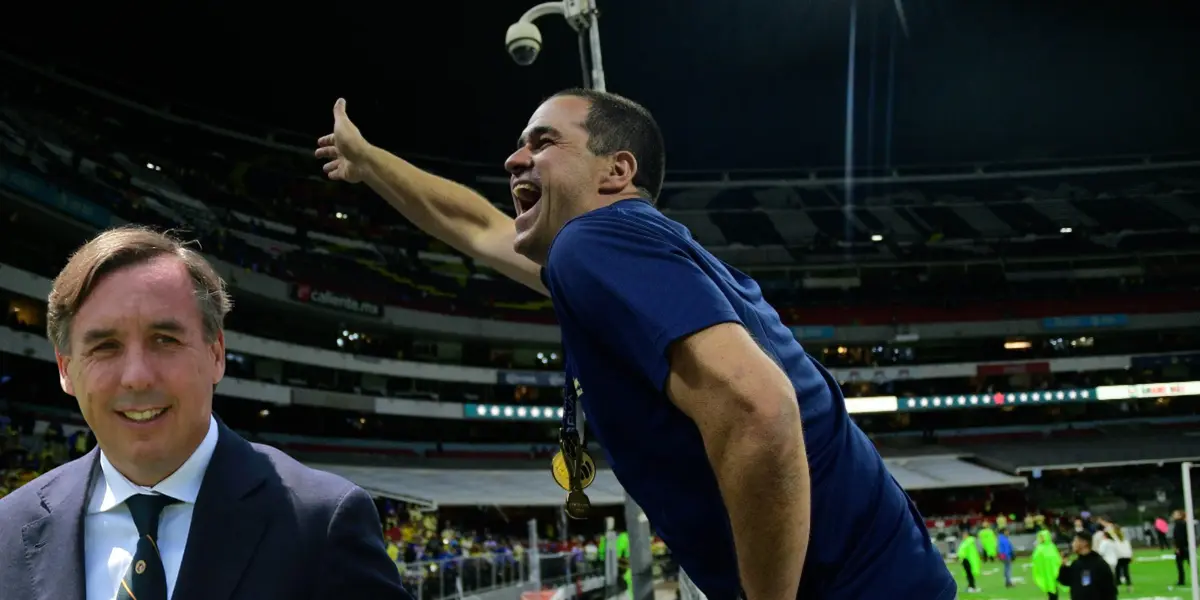 André Jardine subido a la reja y celebrando el título. Foto: Milenio