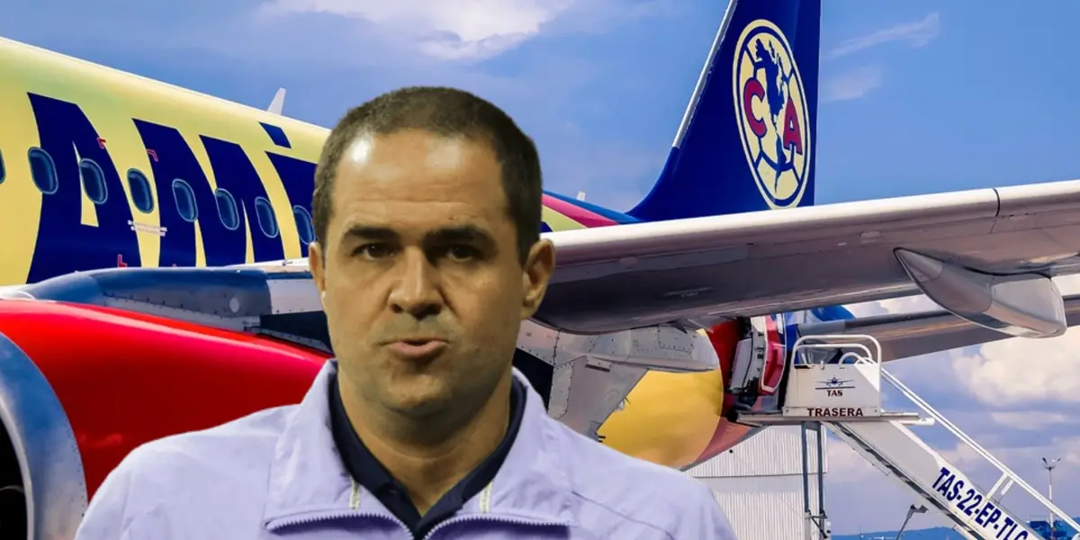 André Jardine y avión del América detrás/Foto Marca.