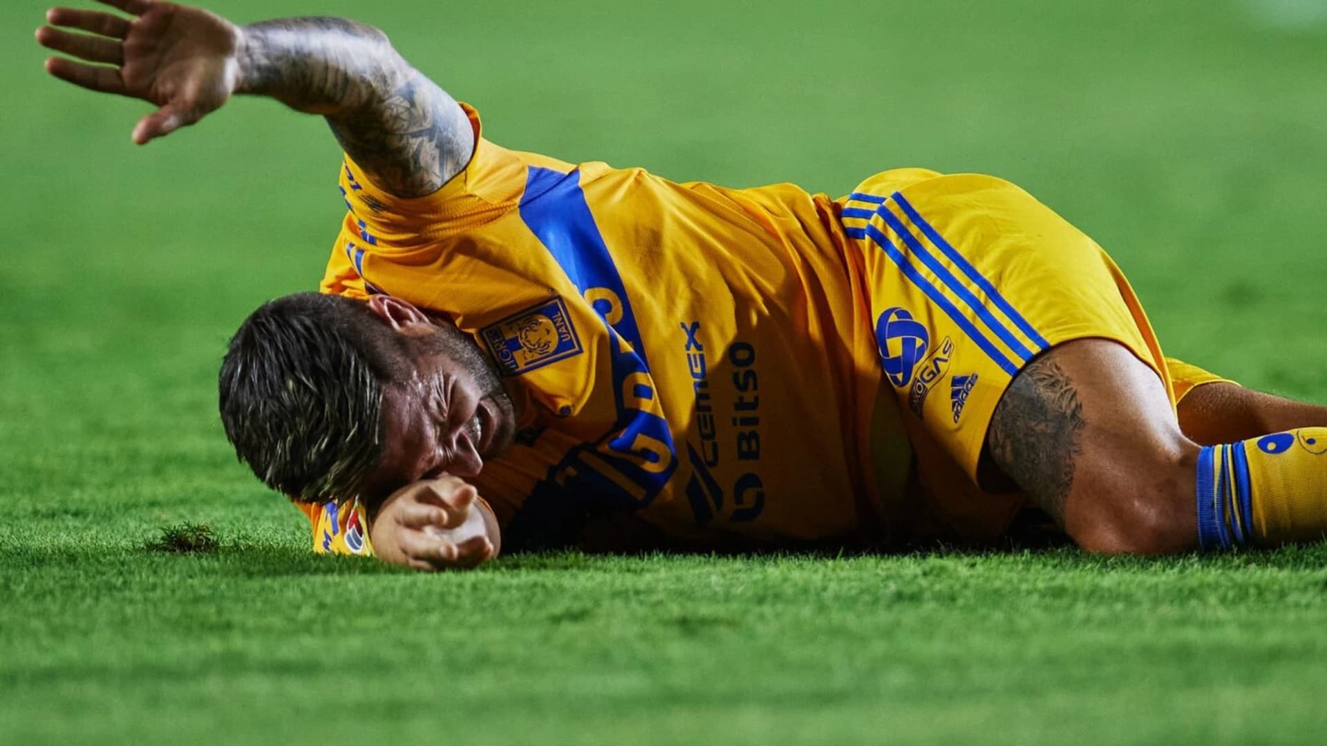 André-Pierre Gignac tendido sobre la cancha, lesionado