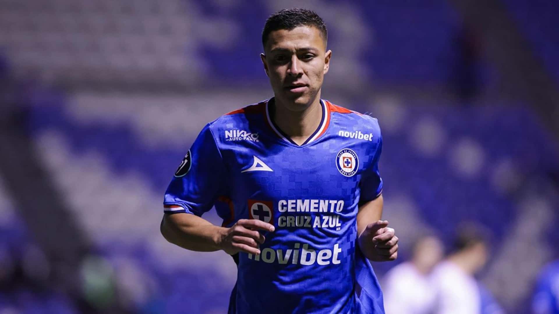 Andrés Montaño durante uno de los partidos de Cruz Azul en el Estadio Cuauhtémoc