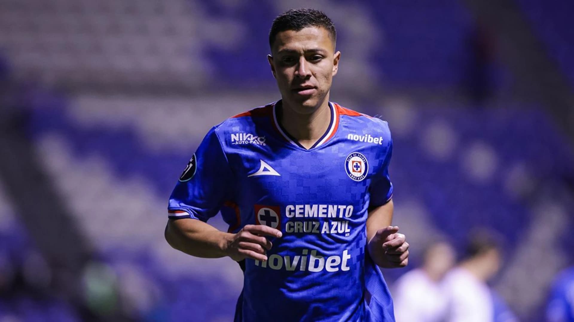 Andrés Montaño durante uno de los partidos de Cruz Azul en el Estadio Cuauhtémoc