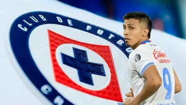 Ángel Sepúlveda viendo de reojo y logo de Cruz Azul/ Foto Fútbol Total.