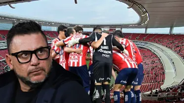 Antonio Mohamed junto a futbolistas de Chivas / FOTO FOX SPORTS