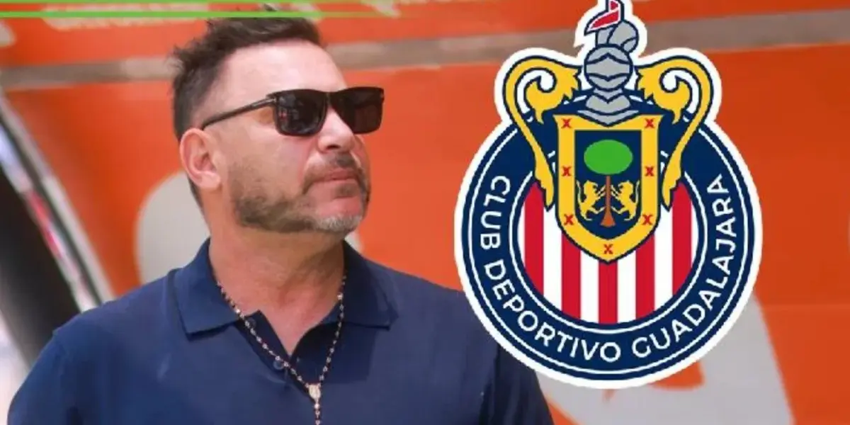 Antonio Mohamed junto al escudo de Chivas / FOTO ESTADIO DEPORTES
