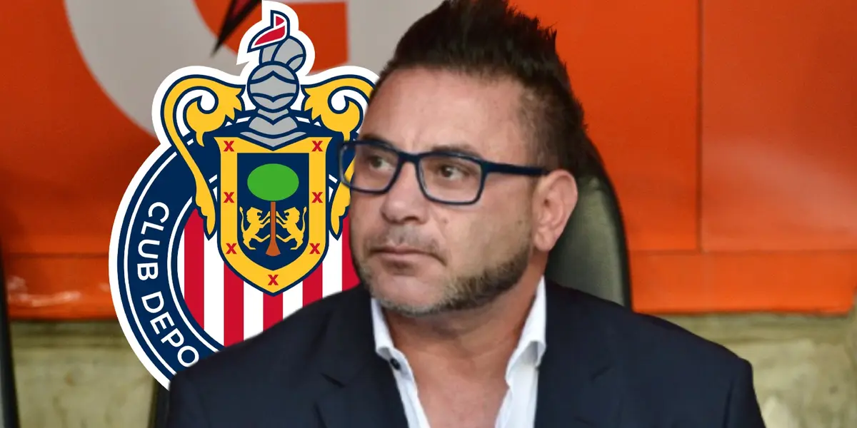 Antonio Mohamed junto al escudo de Chivas / FOTO GETTY IMAGES
