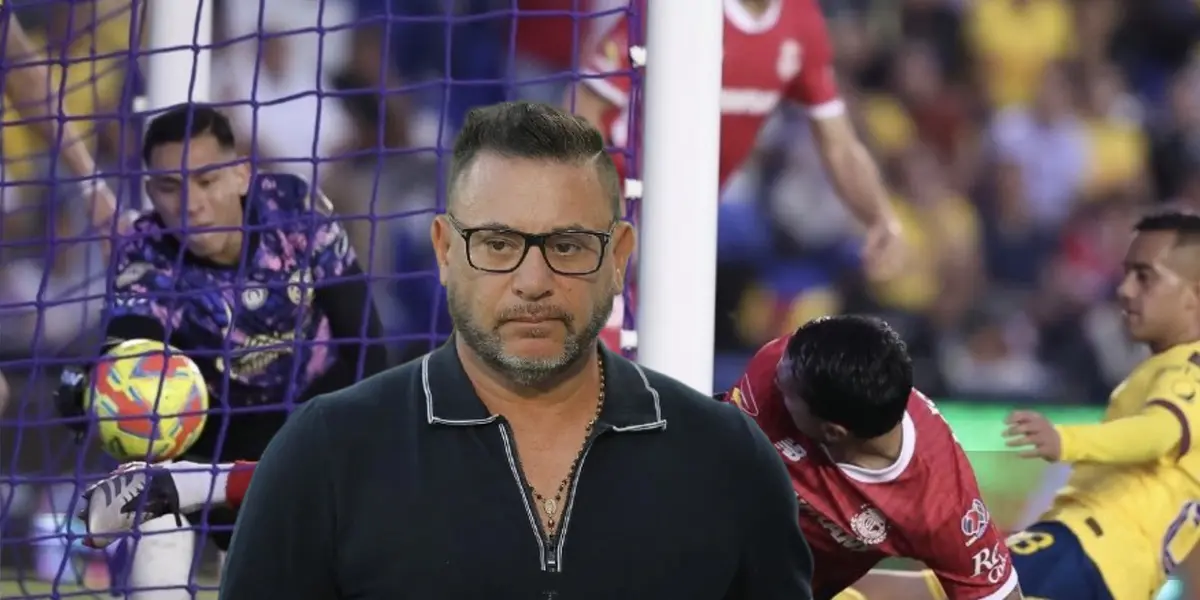 Antonio Mohamed y jugadores disputando balón/ Foto W Deportes.