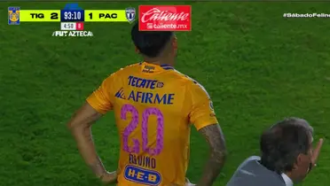 Aquino siendo expulsado. Captura de Azteca Deportes