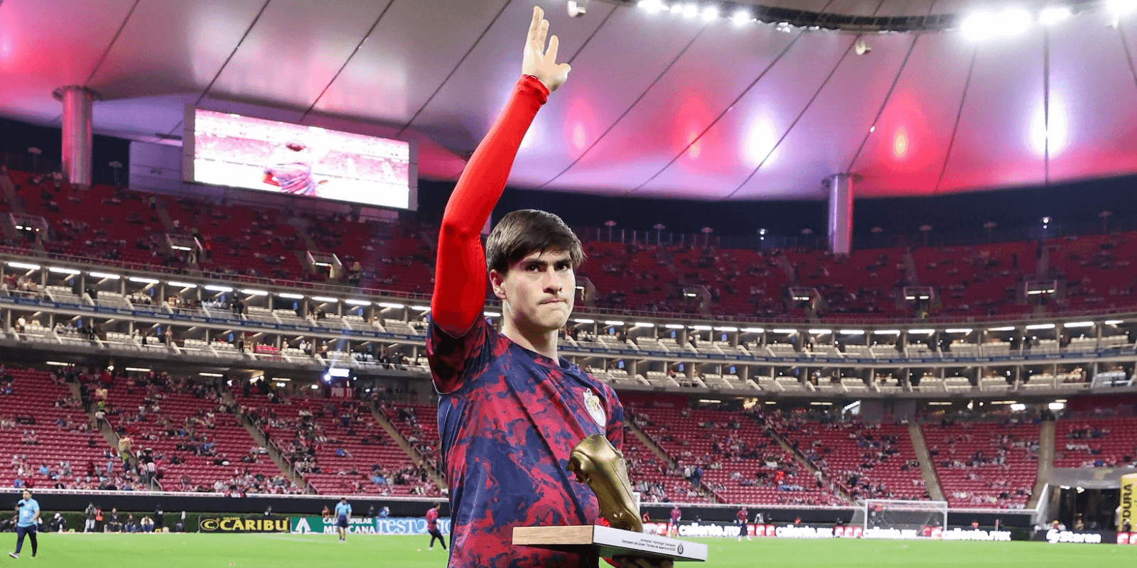 Armando con reconocimiento. Foto: Chivas