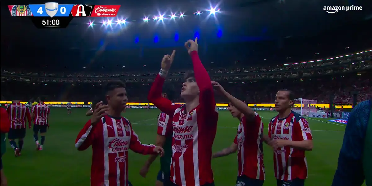 Armando González consiguió su tercer gol de la noche y Chivas ya le gana 4 por 0 al Atlas. Tras el tercero, Alan Pulido celebró con él.