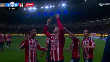 Armando González consiguió su tercer gol de la noche y Chivas ya le gana 4 por 0 al Atlas. Tras el tercero, Alan Pulido celebró con él.