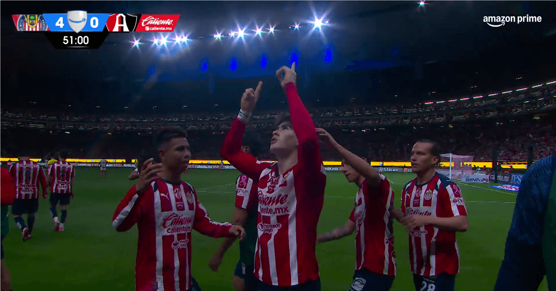 Armando González consiguió su tercer gol de la noche y Chivas ya le gana 4 por 0 al Atlas. Tras el tercero, Alan Pulido celebró con él.