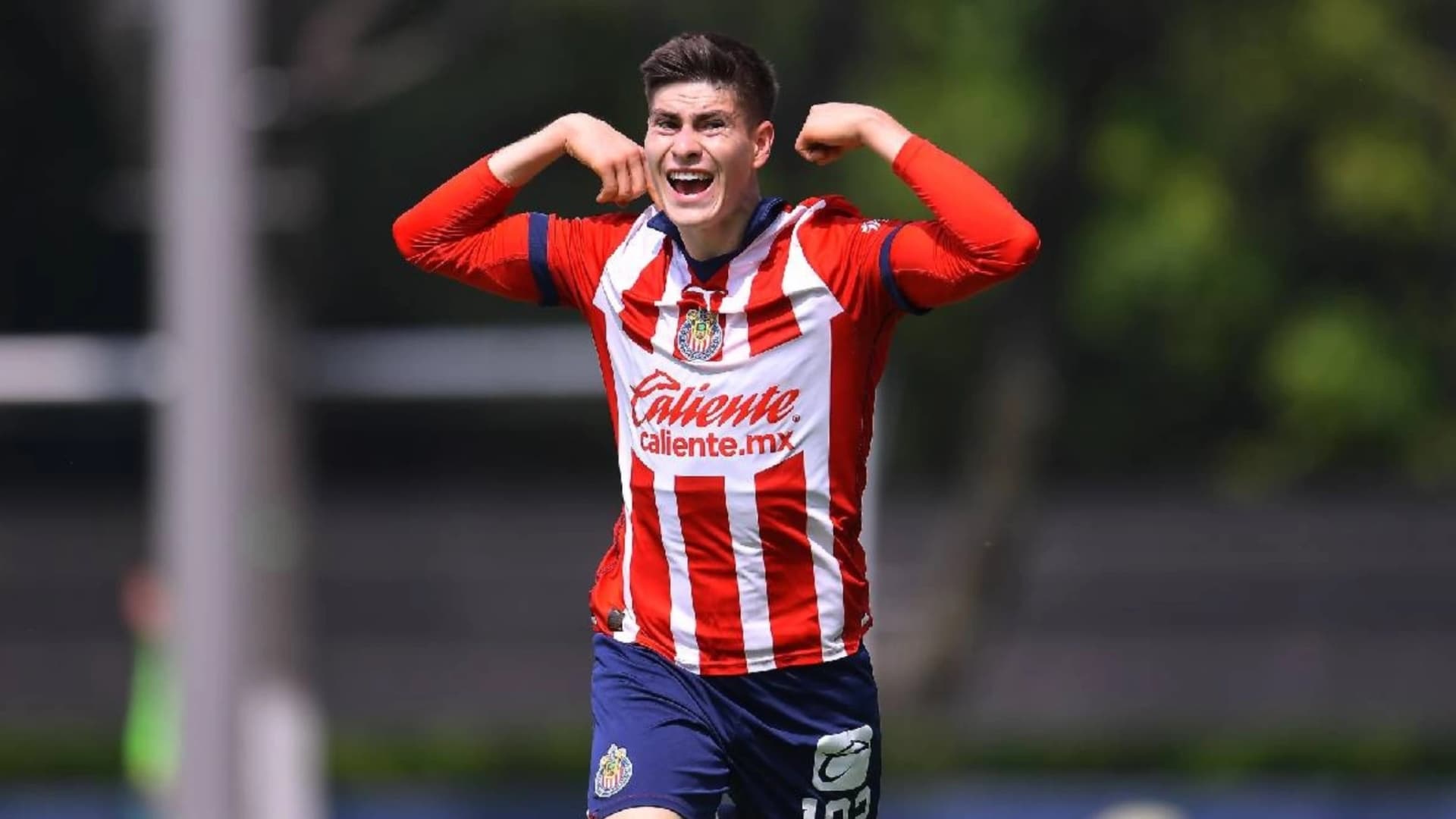 Armando González festejando un gol en Verde Valle