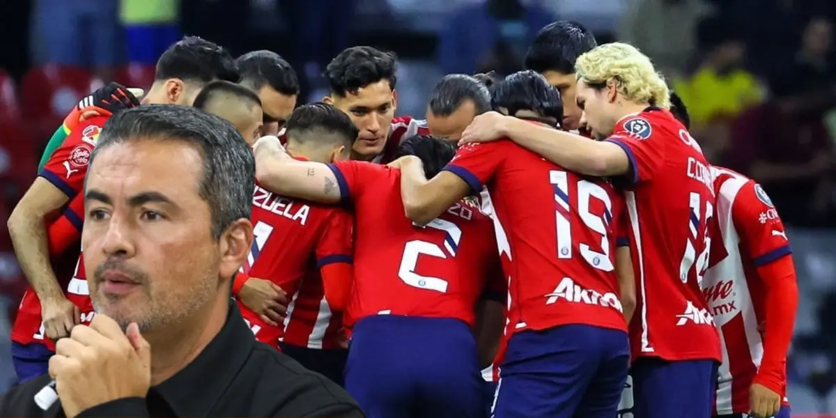 Arturo Ortega junto a jugadores de Chivas / FOTO MEDIOTIEMPO