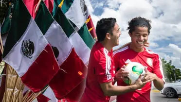 Banderas de México, Marco Fabián y Giovani Dos Santos riendo/ Foto El Sol de Sinaloa.