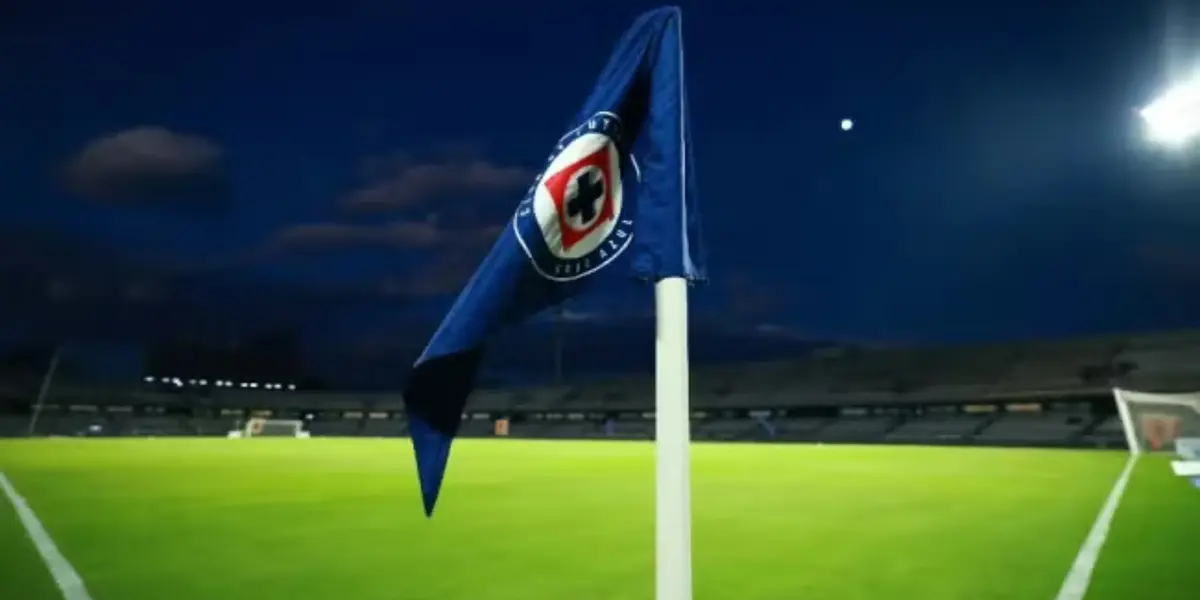 Banderín de Cruz Azul en CU. Foto: Récord