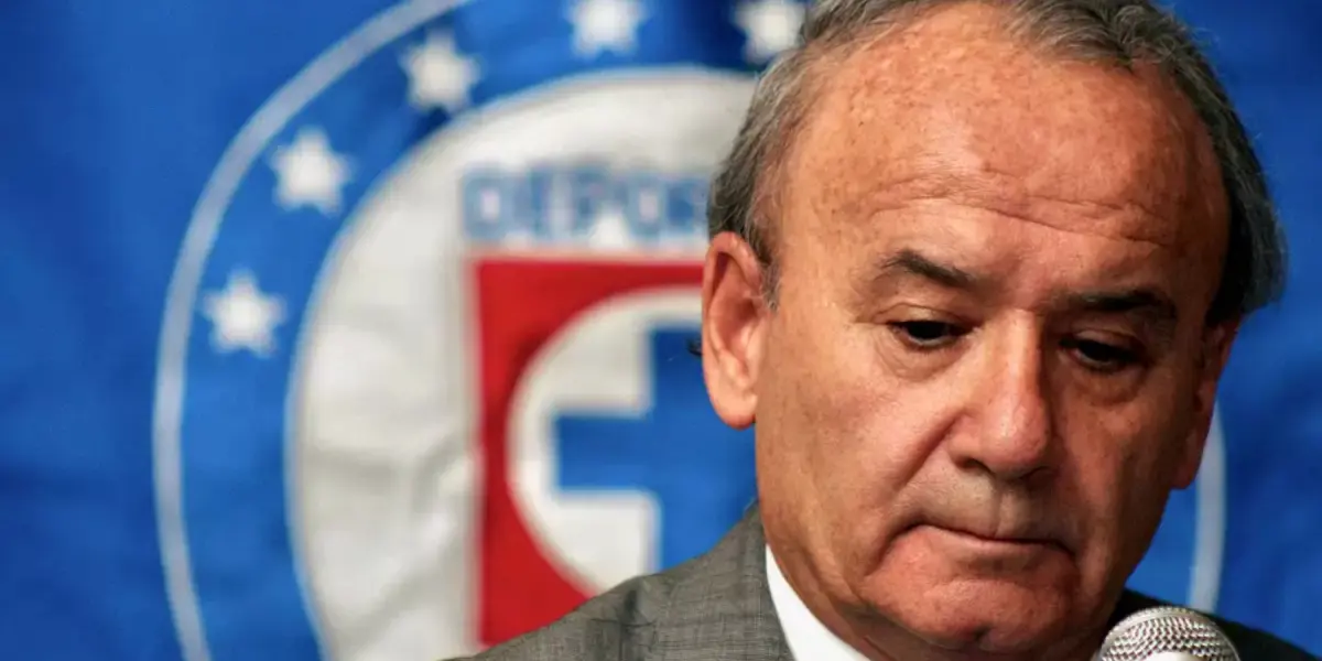 Billy cuando dirigía a Cruz Azul. Foto. Expansión Política