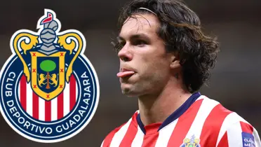 Cade Cowell junto al escudo de Chivas / FOTO GOAL