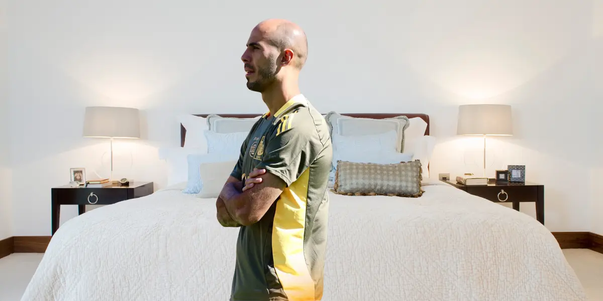 Cama tomada de Canva, con Pizarro al frente