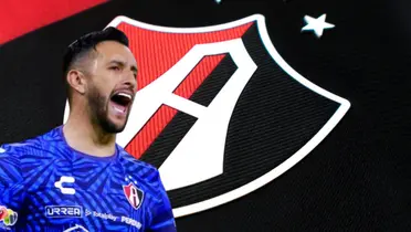 Camilo Vargas junto al escudo del Atlas / FOTO SOYFÚTBOL