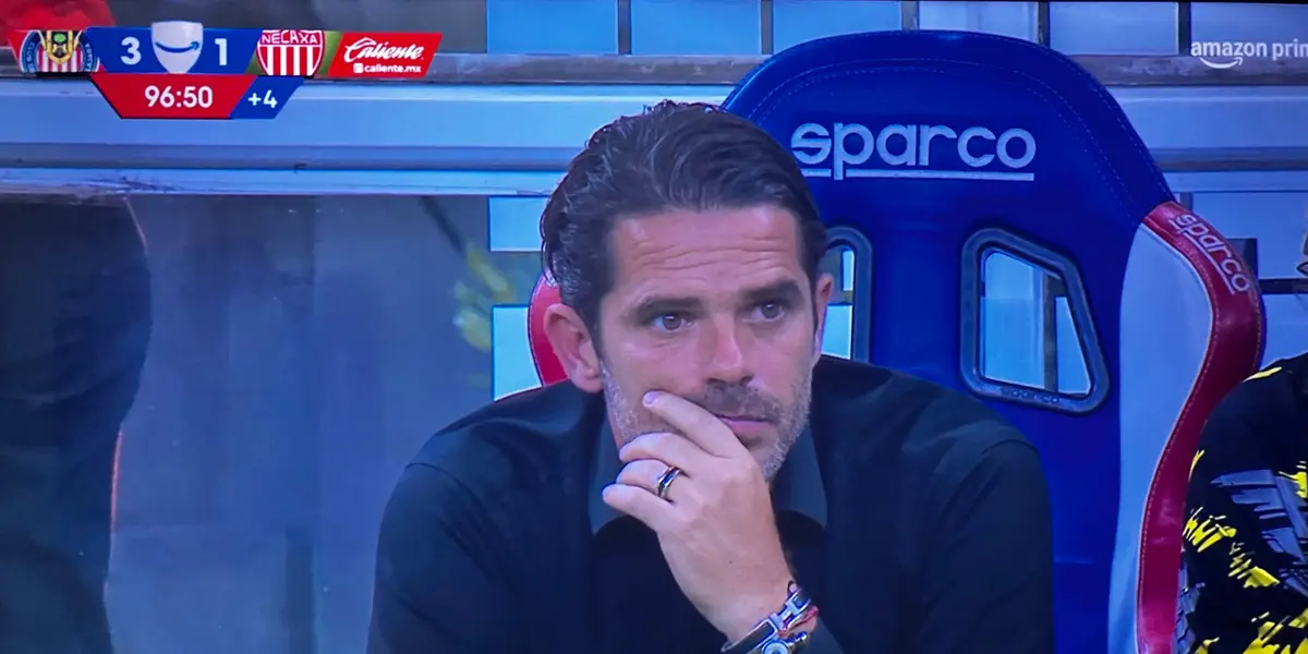 Captura de Amazon con Gago sentado en el banquillo