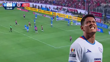 Captura de Chivas de una jugada vs Cruz Azul, con Romo al frente