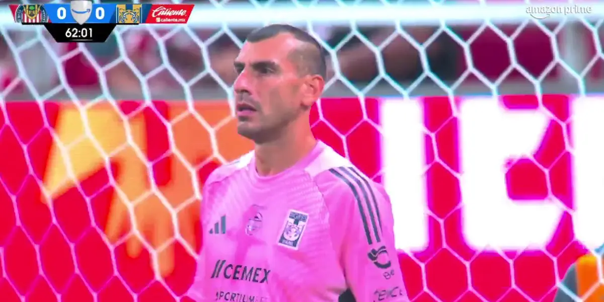 Captura de Liga MX de Nahuel atajando